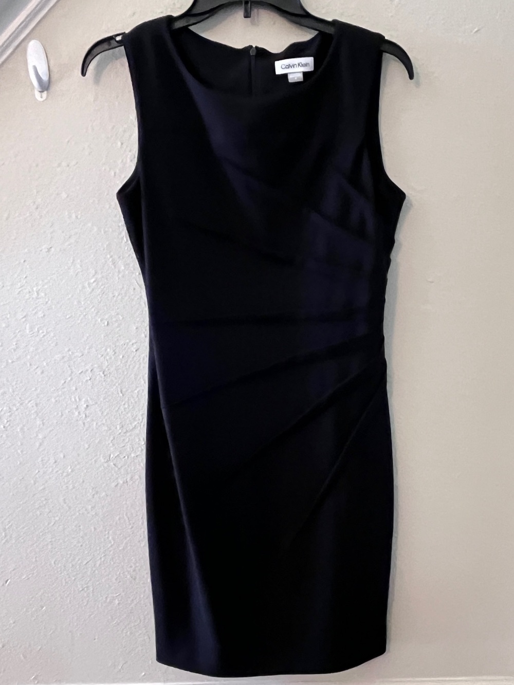 Calvin Klein Black Knee Length Sleeveless pleated Scoop Neck Sheath size 8